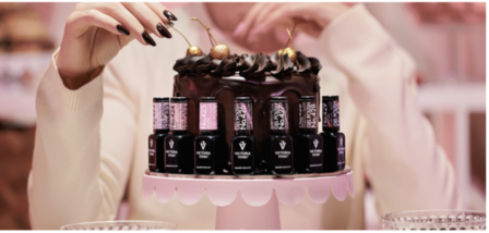 Victoria Vynn&trade; 8 Pack Gellak &ndash; Cherry on Top | 7 kleuren + Cat Eye + No Wipe Topcoat Gratis toilet tas
