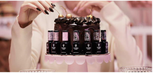Victoria Vynn&trade; 8 Pack Gellak &ndash; Cherry on Top | 7 kleuren + Cat Eye + No Wipe Topcoat Gratis toilet tas